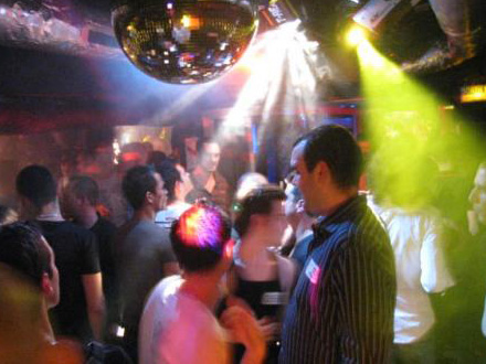 "Limonate o non entrate": un club gay rifiuta alcuni clienti - gayclubromaBASE - Gay.it