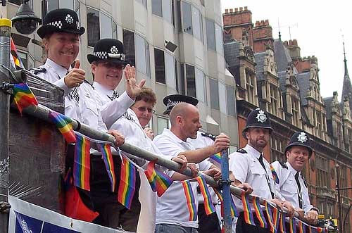 Poliziotti gay a confronto - gaydivisaF1 - Gay.it