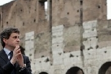 Roma, la procura indaga. Alemanno: "No a legge omofobia" - gayillagealemanno2 - Gay.it