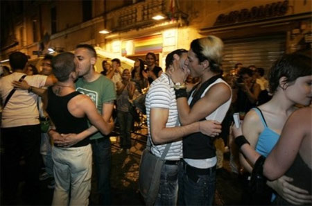 Gay Street: "Il problema del traffico nasconde l'omofobia" - gaystreet polemicheF4 - Gay.it