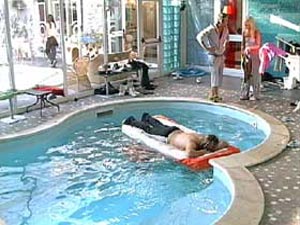 ELA WEBER INCINTA? - gf4 22 4piscina - Gay.it