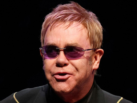 Giovanardi, "Elton John appoggia racket feti e seme" - giovaeltonF2 - Gay.it