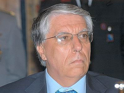 "Gay, contenete le effusioni pubbliche" - giovanardi2010F3 - Gay.it