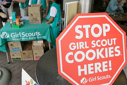 Il deputato Usa: "I biscotti delle Girl Scout promuovono il lesbismo" - girl scout biscotti1 - Gay.it