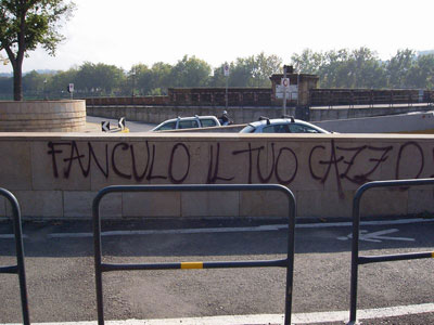 DILLO SUL MURO - graffiti001 - Gay.it