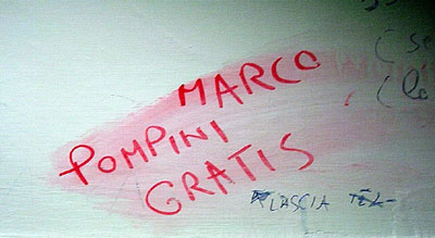 DILLO SUL MURO - graffiti005 - Gay.it