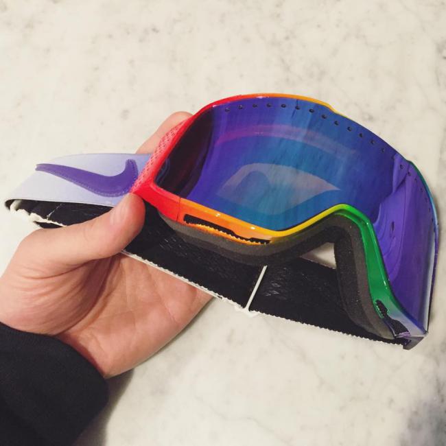 Nike fa fare su misura per Gus Kenworthy occhialini da sci 'rainbow'! - gus kenworthy nike goggles - Gay.it