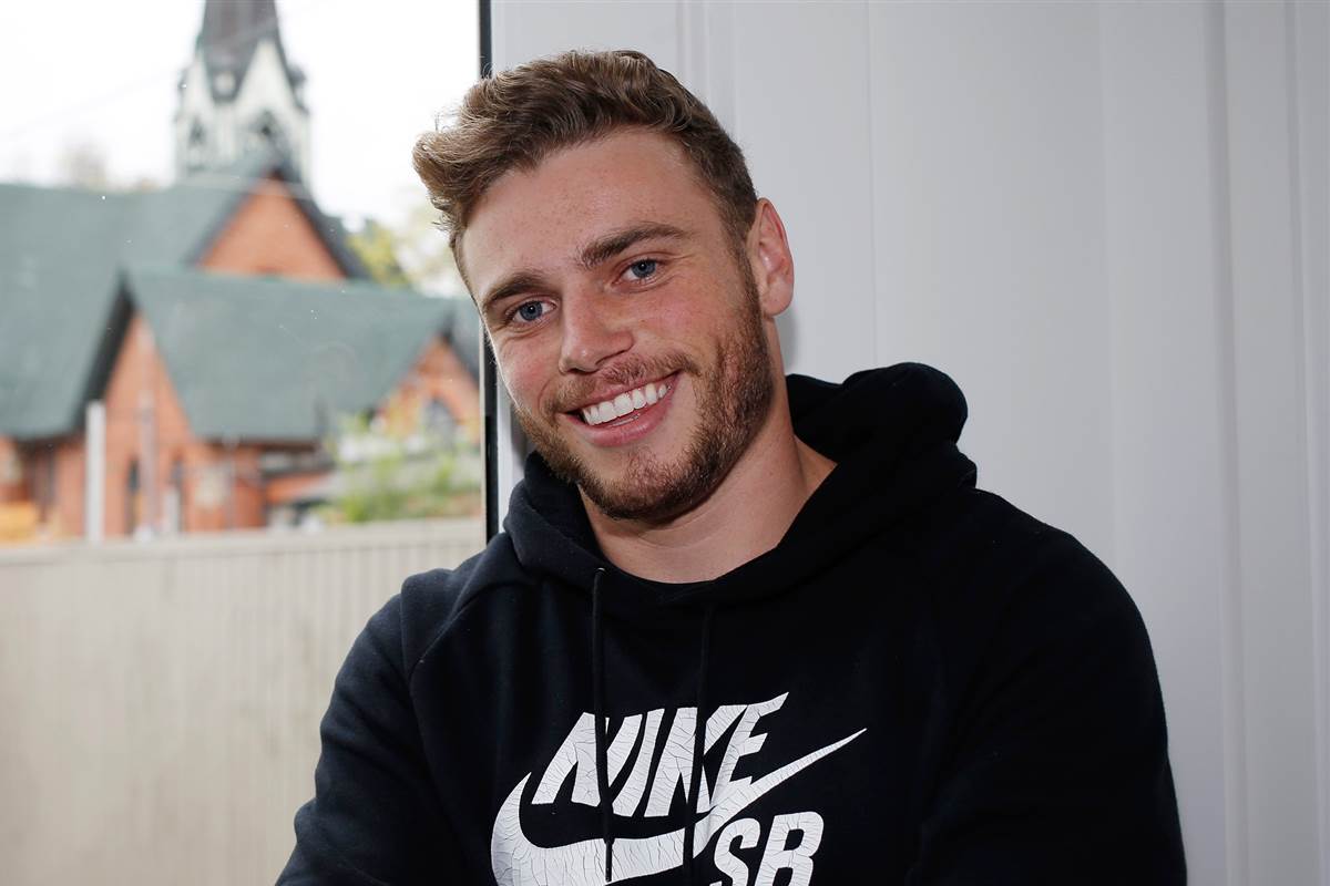 Nike fa fare su misura per Gus Kenworthy occhialini da sci 'rainbow'! - gus kenworthy ski champion - Gay.it