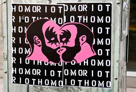 Global Homo Riot, gli adesivi gay invaderanno il mondo - homoriotF3 - Gay.it
