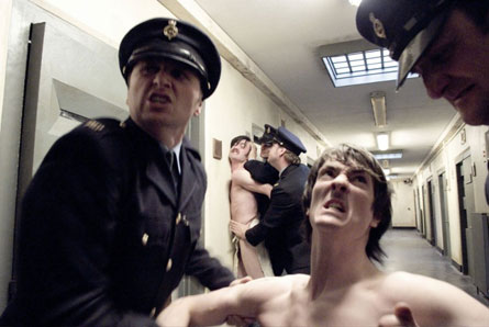 "Hunger", Fassbender choc nel film-sfregio di Steve McQueen - hungerF5 - Gay.it