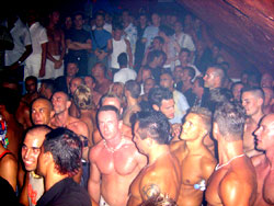 IBIZA, SPIAGGE E NOTTI BRAVE - ibiza anfora - Gay.it