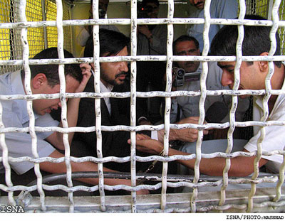 IRANIANI IMPICCATI: LE REAZIONI - iran giovani03 - Gay.it