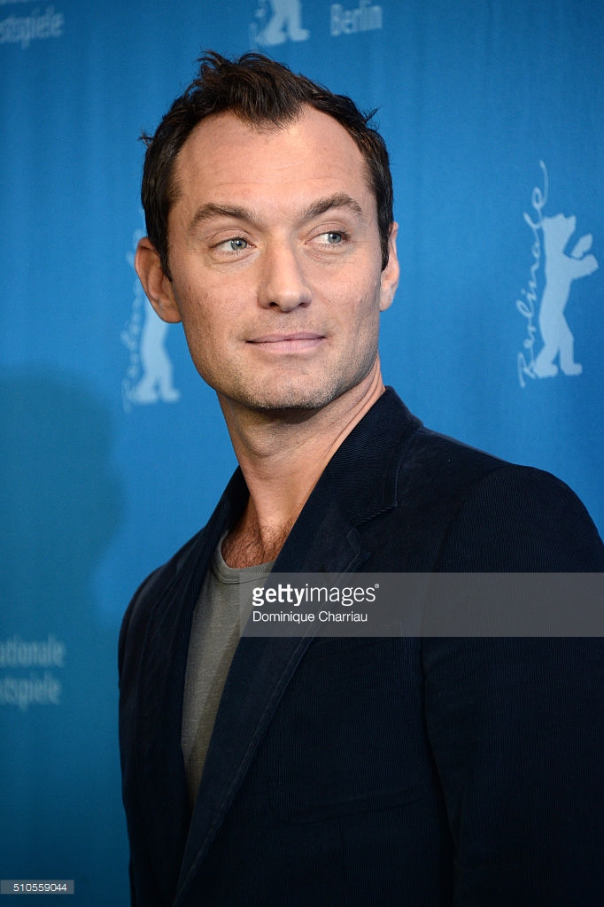 Colin Firth vestito da George Falconer in A Single Man per Genius - jude law festival di berlino genius - Gay.it