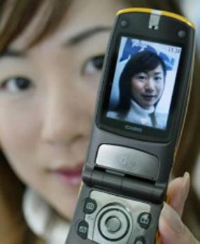 ARRIVA IL CELLULARE DA POLSO - KDDI - Gay.it