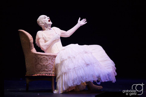 Lo scopo dell'arte è liberare il popolo: intervista a Lindsay Kemp - Kemp traviata 21 - Gay.it