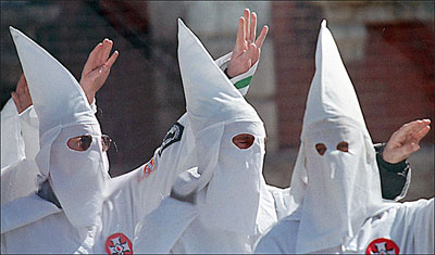 Arriva anche in Italia il Ku Klux Klan - kkkitaliaF2 - Gay.it