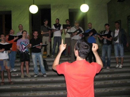 Komos: il coro gay canterà in chiesa, a ridosso di Natale - komos4F2 - Gay.it