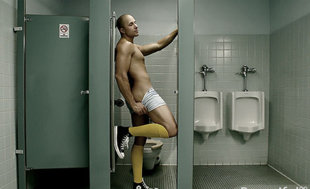 Quando persino una latrina ha il suo fascino - latrineF2 - Gay.it