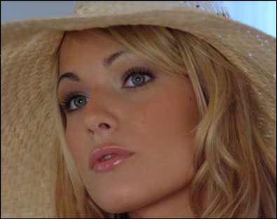 Laura Chiatti: bella, brava e sulla cresta dell'onda - laurachiattiF1 - Gay.it