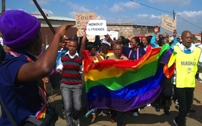 Lesbica mutilata, uccisa e bruciata a Johannesburg in Sudafrica - Lesbica uccisa in sudafrica - Gay.it