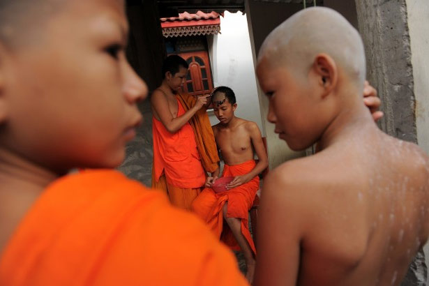 A lezione di "mascolinità" dai monaci buddisti - lezioni mascolinitaF3 - Gay.it