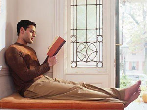 Con Feltrinelli leggere d'estate costa la metà. - libro finestra - Gay.it