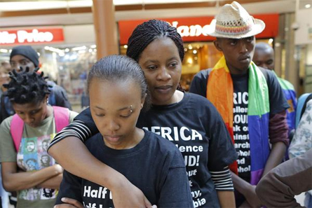 Ghana: un gruppo di giovani lincia un gay e va a caccia del compagno - linciaggio ghana1 - Gay.it