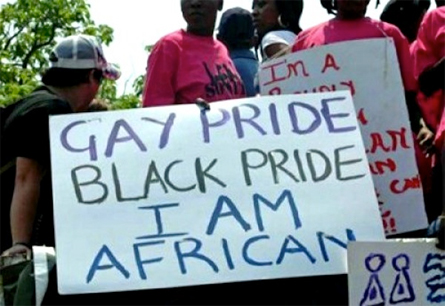 Ghana: un gruppo di giovani lincia un gay e va a caccia del compagno - linciaggio ghana2 - Gay.it