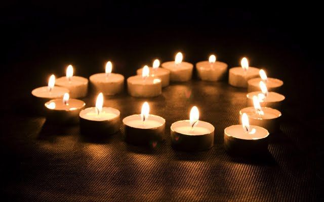 Sei consigli per riaccendere la relazione - lit candles in heart shape romantic candle light photos 91519 - Gay.it