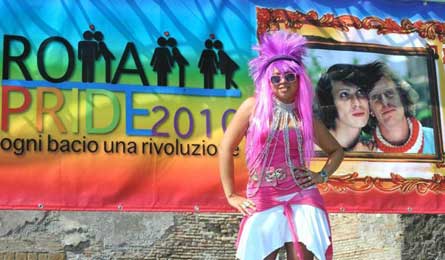 Roma Pride nel caos, lancio di bottiglia alla riunione - lucaamatoF2 - Gay.it