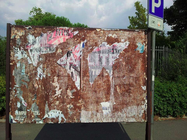 Rimossi i manifesti di Mika sfregiati: "Firenze non è questo. Scusaci" - mika manifesti rimossi - Gay.it