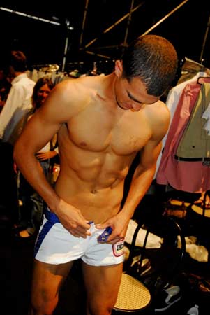 MASCHI, MUSCOLI E SPORT SULLE PASSERELLE DI MILANO - milano moda2F3 - Gay.it