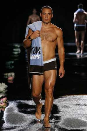 MASCHI, MUSCOLI E SPORT SULLE PASSERELLE DI MILANO - milano moda2F4 - Gay.it