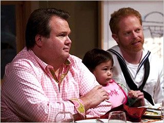 "Modern Family? Ruoli gay che i bimbi non dovrebbero vedere" - modernfamily moraleF3 - Gay.it