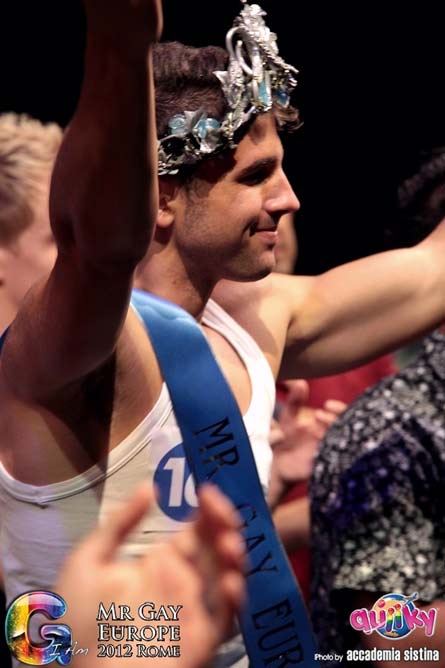 Occhi scuri, profilo greco: ecco il nuovo Mister Gay Europe - mrgayeurope romaF1 - Gay.it