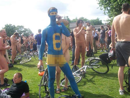 Nudi e con le ruote. Ecco i ciclisti del Fremont Festival - nakedbikeride - Gay.it