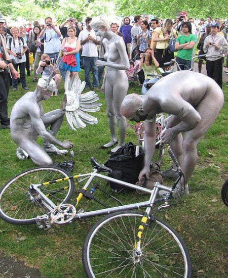 Nudi e con le ruote. Ecco i ciclisti del Fremont Festival - nakedridefre2 - Gay.it