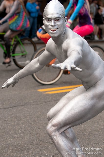 Nudi e con le ruote. Ecco i ciclisti del Fremont Festival - nakedridefre3 - Gay.it