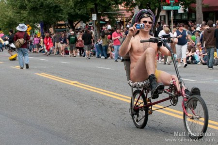 Nudi e con le ruote. Ecco i ciclisti del Fremont Festival - nakedridefre4 - Gay.it