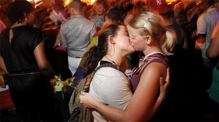 Napoli dice "sì" al registro delle unioni civili - napoli registroF1 - Gay.it