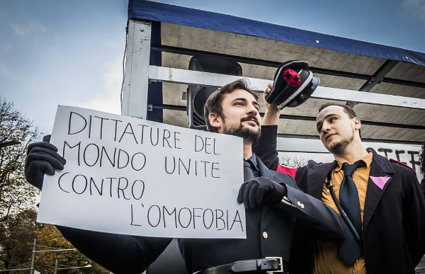 Caro Babbo Natale, quest'anno sotto l'albero vorremmo trovare... - nazista illinois - Gay.it