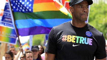 Nike dona 200 mila dollari per combattere l'omofobia nello sport - nike lgbt sport2 - Gay.it