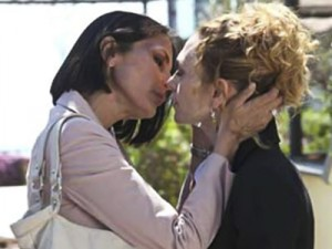 Il cast di un Posto al Sole risponde alle accuse: "Bigotti e ipocriti" - ninasoldano upas bacio1 - Gay.it