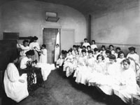 Epoca fascista: quando essere donna era essere niente - novecento foto1 - Gay.it