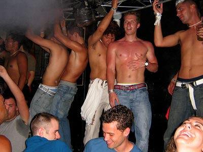 Un "chill out" affollato - orgeinsyF2 - Gay.it