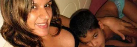 Il piccolo Alex con la madre
