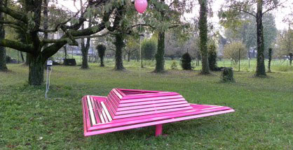 Torino: il triangolo rosa diventa panchina in memoria dell'Omocausto - panchina rosaF1 - Gay.it