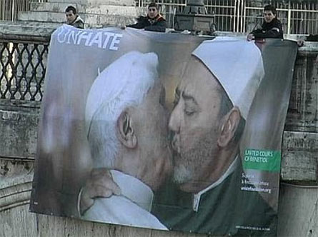 "Ratzinger è gay, una donna mancata" - papa bacio gayF1 - Gay.it