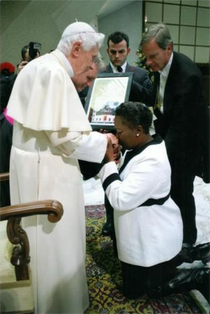 Ratzinger: "Il matrimonio gay è una ferita alla pace" - papa coppief1 - Gay.it