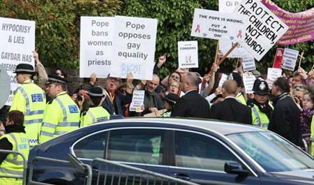Gli Angeli Gay accolgono il Papa. Evitata possibile minaccia - papa inghilterra2F1 - Gay.it